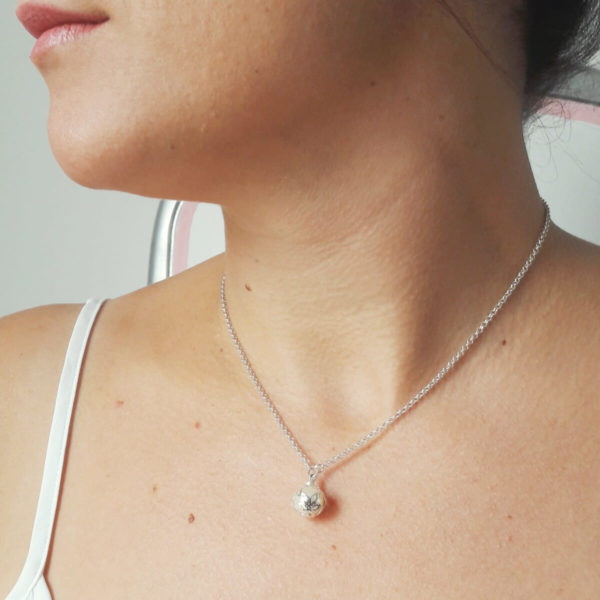 collier-mariée-argenté-minimaliste-boheme-chicC 1 (3) collier de mariée minimaliste fine chaine argentée et perle nacrée blanche