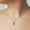 collier-mariée-argenté-minimaliste-boheme-chic collier de mariée minimaliste fine chaine argentée et perle nacrée blanche