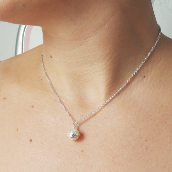 collier-mariée-argenté-minimaliste-boheme-chic collier de mariée minimaliste fine chaine argentée et perle nacrée blanche