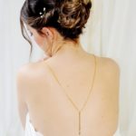 collier de dos sautoir chaine dorée et perle tube et perles à facettes dorées