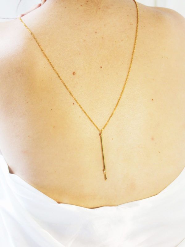 collier-dos-mariée-sautoir-doré collier de dos sautoir chaine dorée et perle tube et perles à facettes dorées