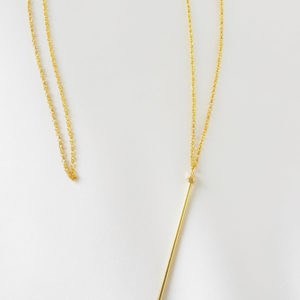 collier de dos sautoir chaine dorée et perle tube et perles à facettes dorées