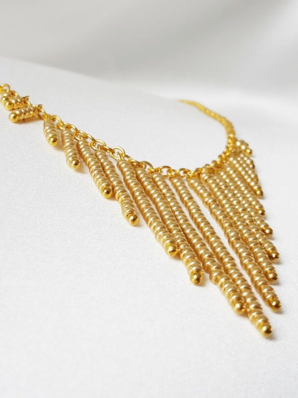 ornement-coiffure-mariage-perles-chaine ornement de cheveux pour le mariage en perles de rocaille dorées et chaine dorée