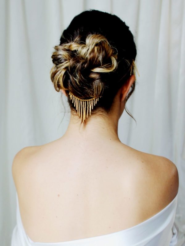 ornement-coiffure-mariage-perles-chaine ornement de cheveux pour le mariage en perles de rocaille dorées et chaine dorée