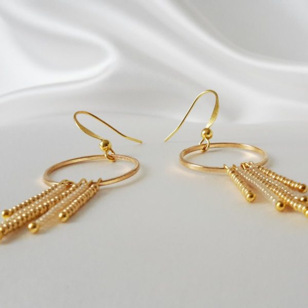 boucles d'oreilles de mariées cercle et perles de rocaille dorées et opales dorées