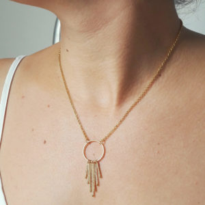 collier de mariée dorée, pendentif cercle doré et perles de rocaille