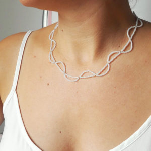collier de mariée perles de rocailles opales dorées et ruban d'organza