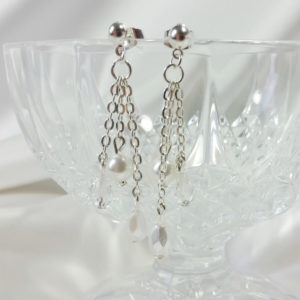boucles d'oreilles de mariée pendantes fines chaines argentées, perles à facettes, perles nacrées blanches