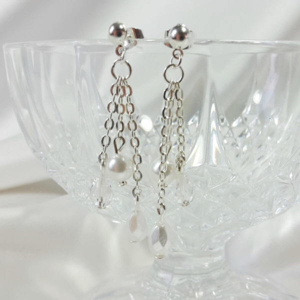 boucles-oreille-mariée-pendantes-argentées boucles d'oreilles de mariée pendantes fines chaines argentées, perles à facettes, perles nacrées blanches