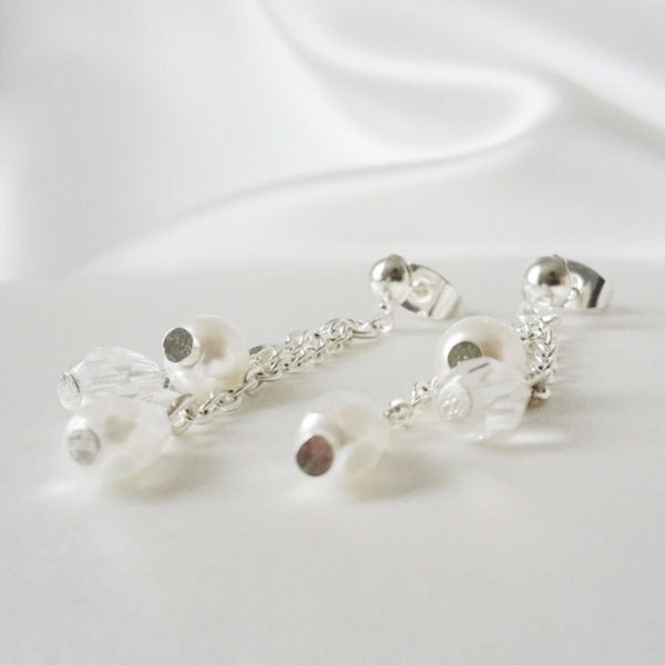 boucles-oreille-mariée-pendantes-argentées boucles d'oreilles de mariée pendantes fines chaines argentées, perles à facettes, perles nacrées blanches