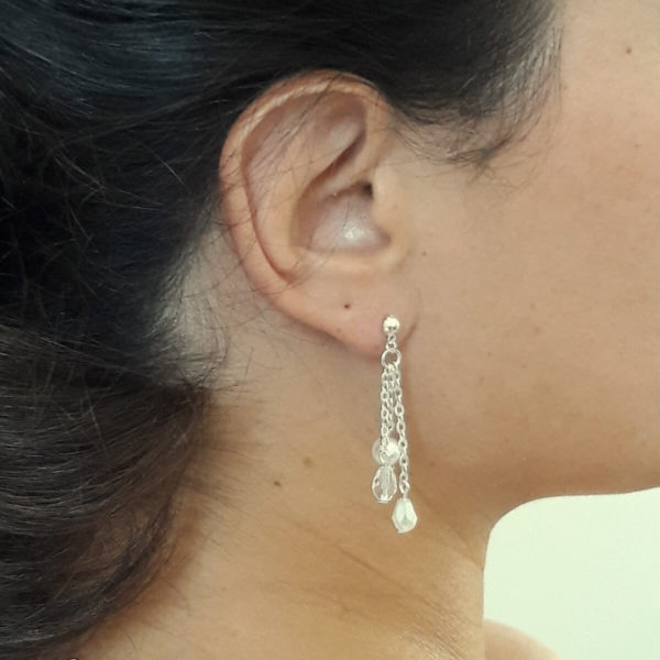 boucles-oreille-mariée-pendantes-argentées boucles d'oreilles de mariée pendantes fines chaines argentées, perles à facettes, perles nacrées blanches