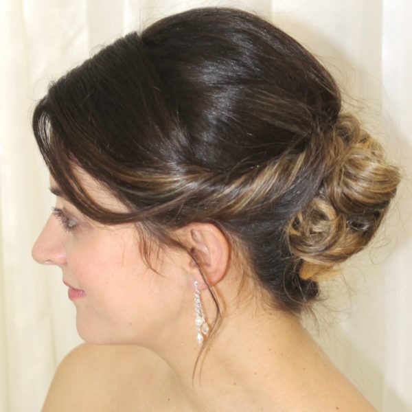 boucles-oreille-mariée-pendantes-argentées boucles d'oreilles de mariée pendantes fines chaines argentées, perles à facettes, perles nacrées blanches