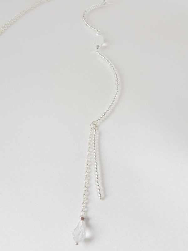 collier de dos de mariée argenté pour robe décolletée dans le dos, perles de rocailles, perles à facettes et perles argentées