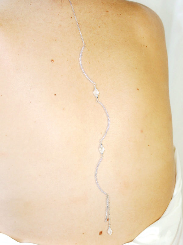 collier de dos de mariée argenté pour robe décolletée dans le dos, perles de rocailles, perles à facettes et perles argentées