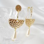 boucles d'oreilles de mariées modernes gouttes de verre nacrée crème claire et puce d'oreille dorée