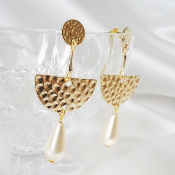 boucles d'oreilles de mariées modernes gouttes de verre nacrée crème claire et puce d'oreille dorée