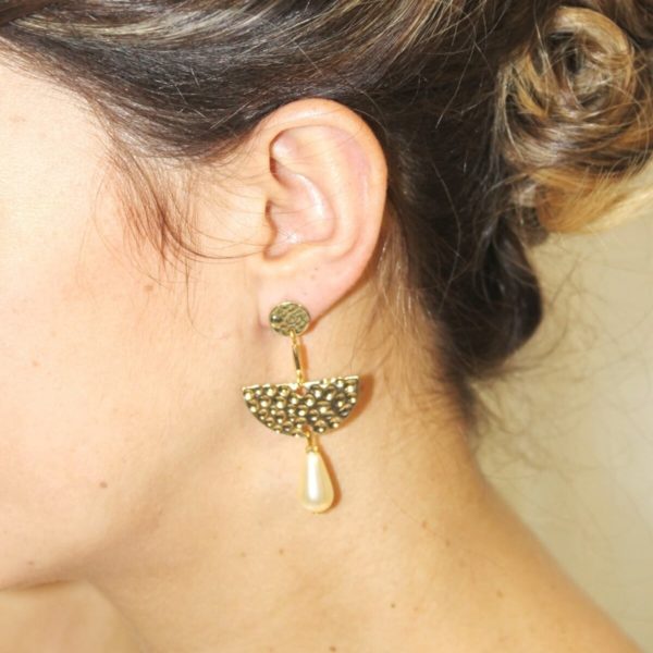 boucles d'oreilles de mariées modernes gouttes de verre nacrée crème claire et puce d'oreille dorée