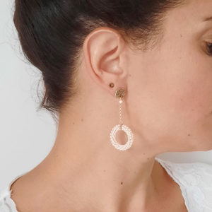boucles d'oreilles contemporaines pour mariées perles et chaines