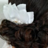 peigne-coiffure-mariée-fleur-perles peigne pour coiffure de mariée pétales de satin strass et perles