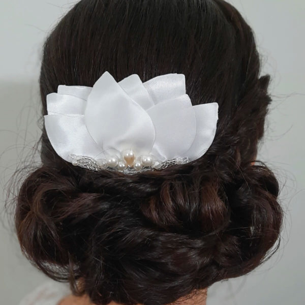 peigne-coiffure-mariée-fleur-perles peigne pour coiffure de mariée pétales de satin strass et perles