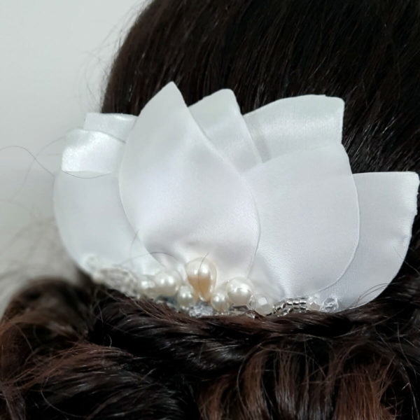 peigne-coiffure-mariée-fleur-perles peigne pour coiffure de mariée pétales de satin strass et perles