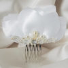 peigne-coiffure-mariée-fleur-perles peigne pour coiffure de mariée pétales de satin strass et perles