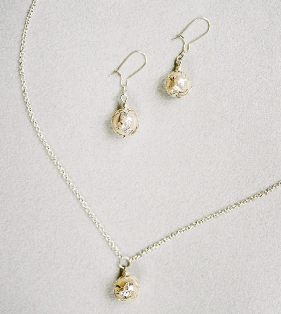 Collier de mariée et boucles d'oreilles de mariée THOMINE perles nacrées et feuillage esprit bohême chic