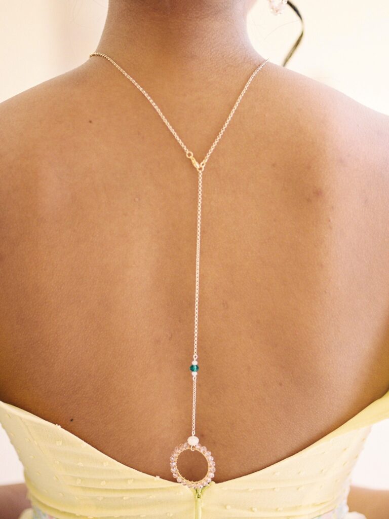 collier de dos avec collier et pendant 